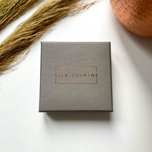 Load image into Gallery viewer, Silk Jasmine Small Gift Box
